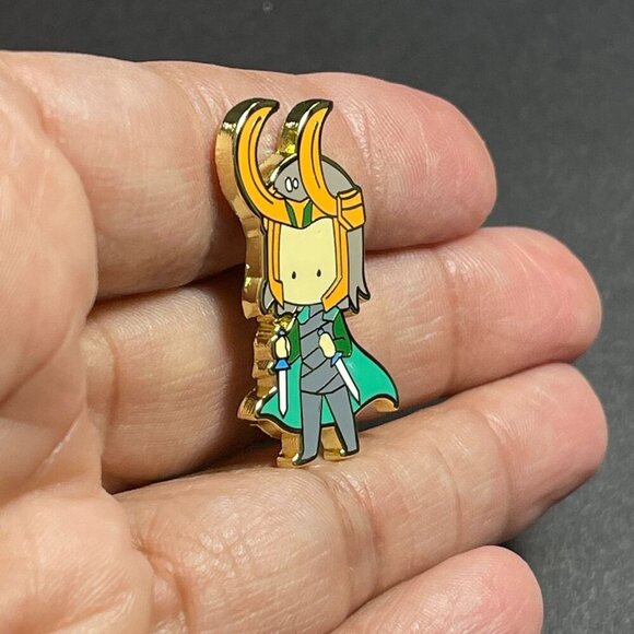Loki Villain Lapel Pin Avengers Crown Thor Brooch Pin Accessories Jewelry Badge - Picture 6 of 9